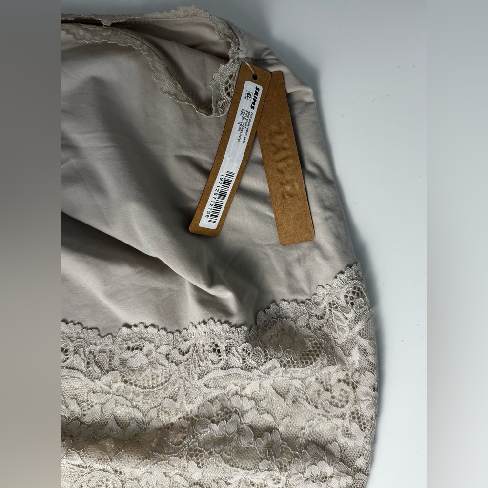 SKIMS Fits Everybody Lace Shorts 📦 (4X Color: Stone) - Picture 3 of 4
